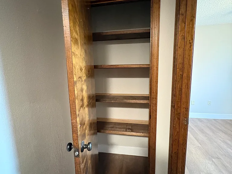 2730 S Meadowood Ave — Photo 14