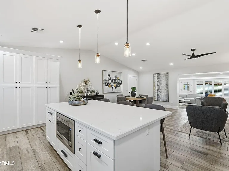 3041 E Elm St — Photo 14