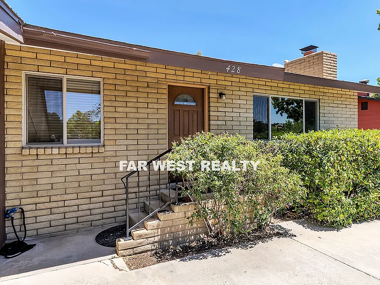 428 Stewart Cir — Photo 1