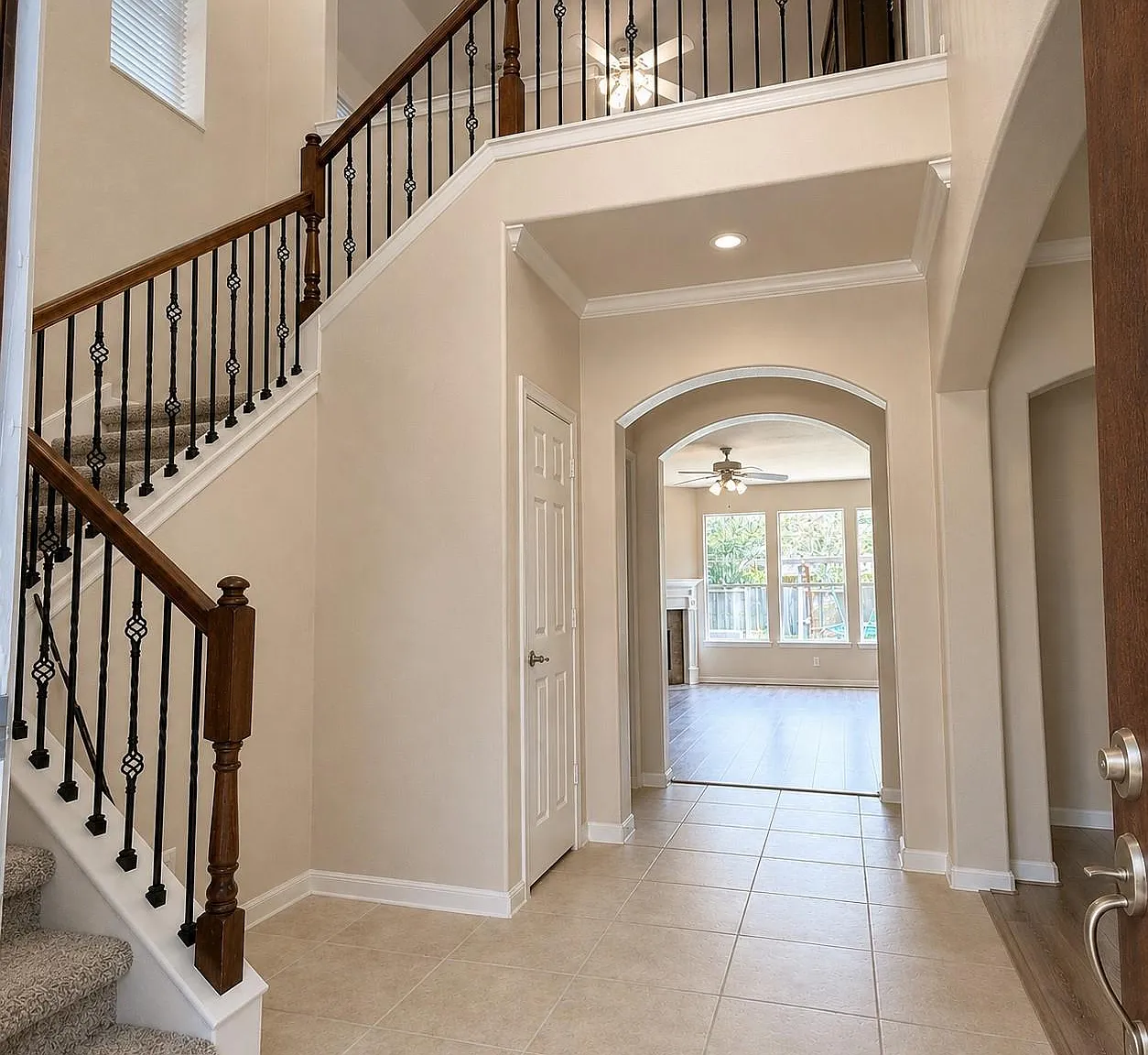 4 bed, 2.5 bath, 2371 sqft, $2,800 — Photo 2