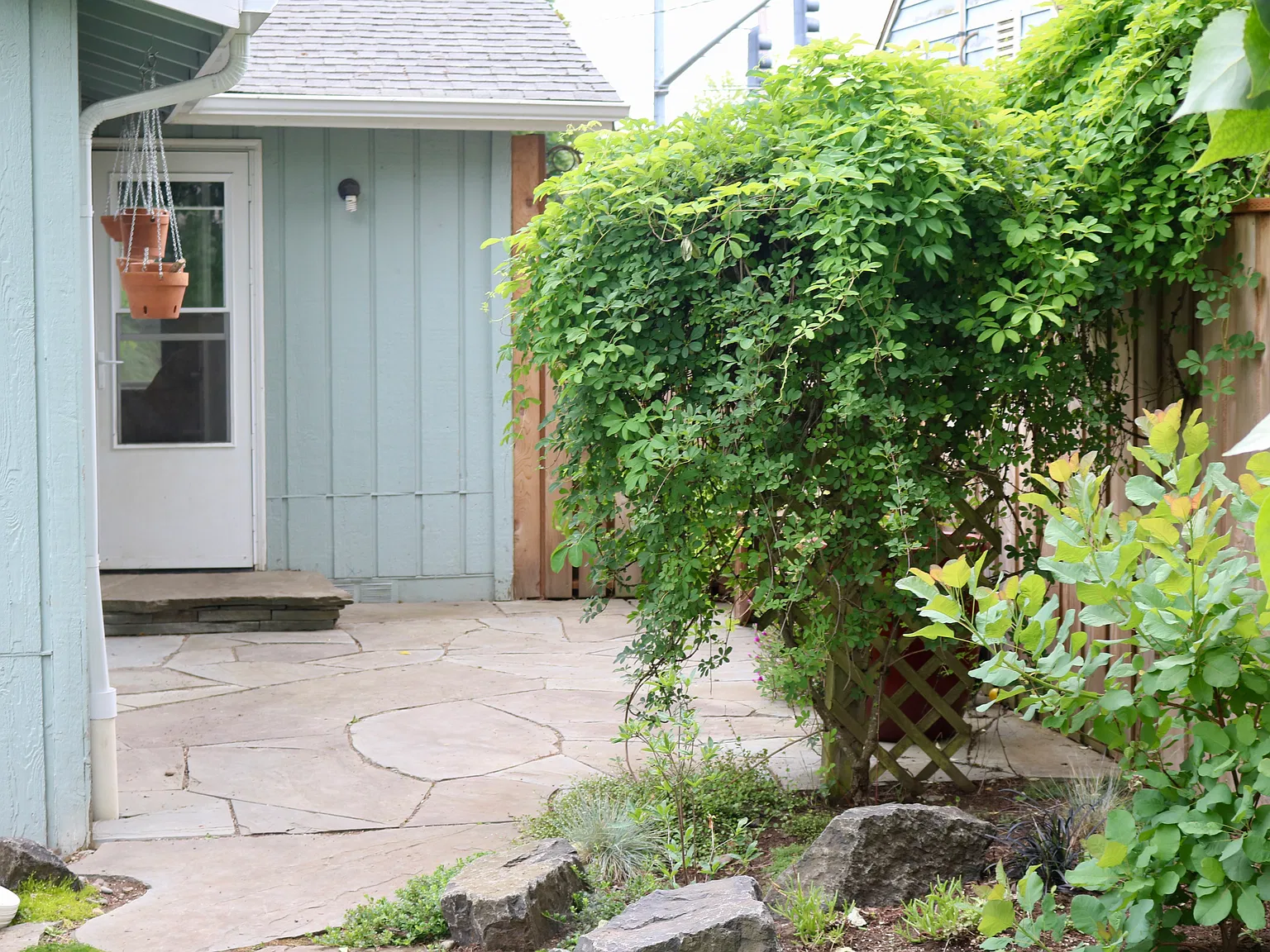 3 bed, 947 sqft, $2,100 — Photo 2