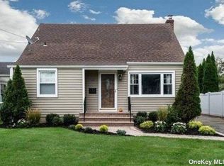43 Clifford Pl, East Norwich, NY 11732