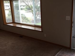 630 E Exeter St, Gladstone, OR 97027