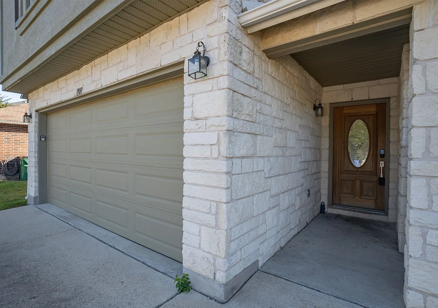 5 Bed / 3 Bath Pflugerville Home with Expansive Deck! — Photo 2