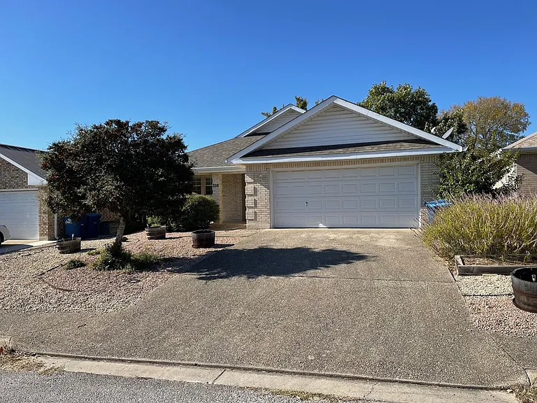 208 Coronado Cir — Photo 2