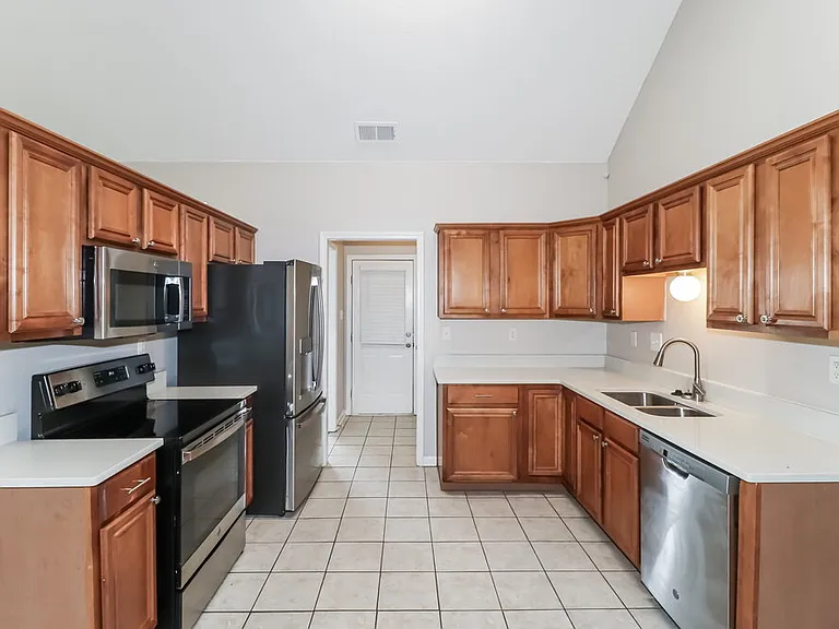 185 Village Dr — Photo 8