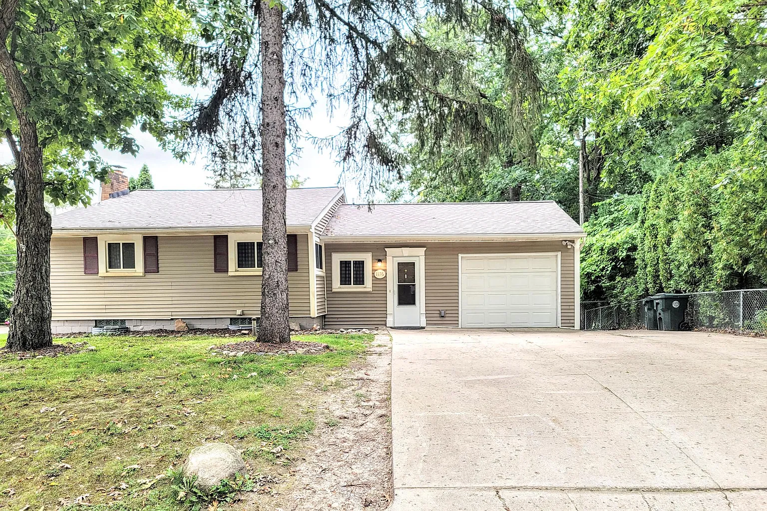 1176 Forest Lake Blvd photo 1