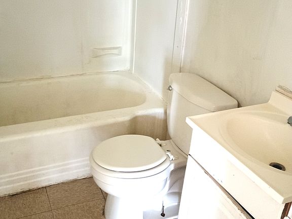 5th image of 162 Sterling St