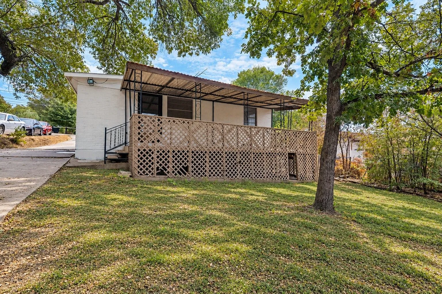 3 bed, 1.0 bath, 1170 sqft, $2,100 — Photo 2