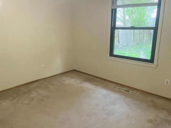 5th image of 403 W Poplar Dr