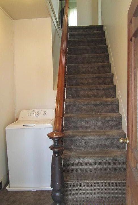 Entrance and Stairway
Washing machine is installed there.