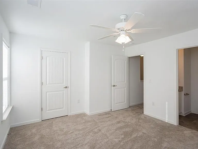 Barrington Apartments — Photo 18
