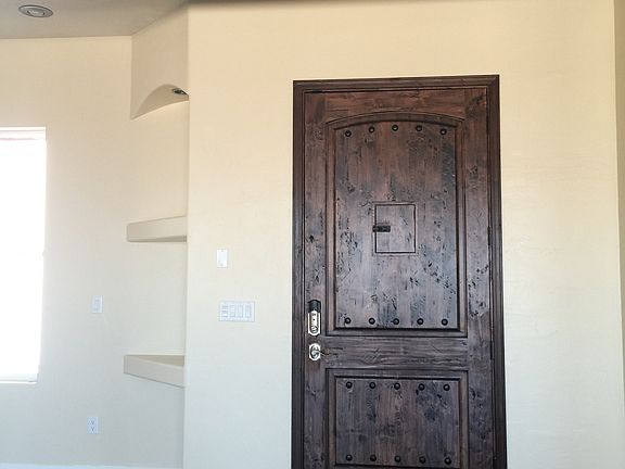 2nd image of 915 Los Flores St