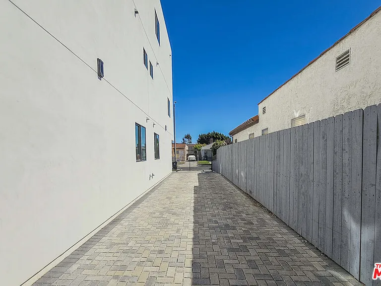 1921 Carmona Ave — Photo 25
