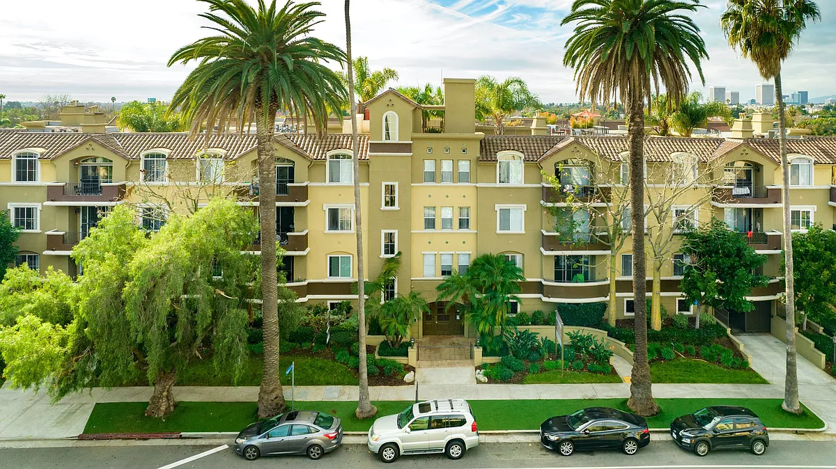 Building Photo - 2245 Beverly Glen