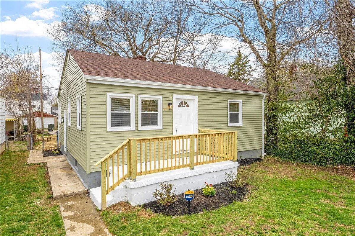 1089 Seymour Ave photo 1