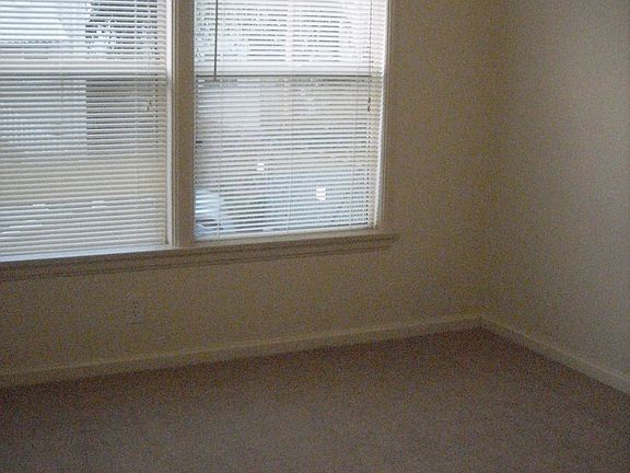 3rd image of 1454 1/2 E Chevy Chase Dr