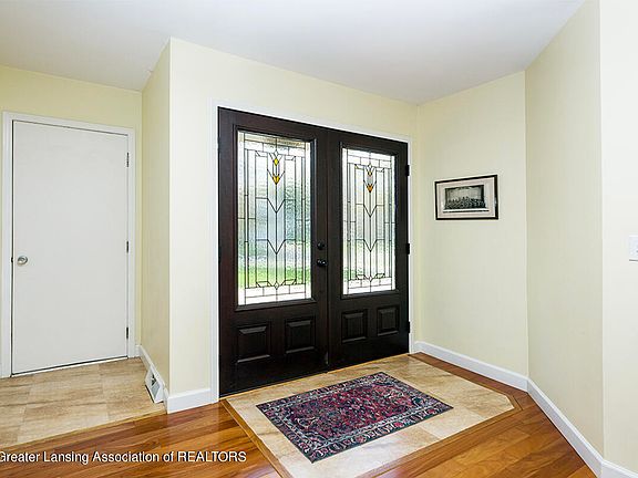 3rd image of 920 Longfellow Dr