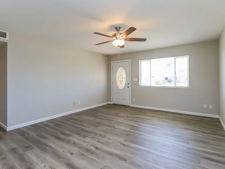 5716 S Roberts Rd — Photo 2