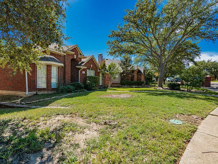 1875 Crestlake Dr — Photo 4