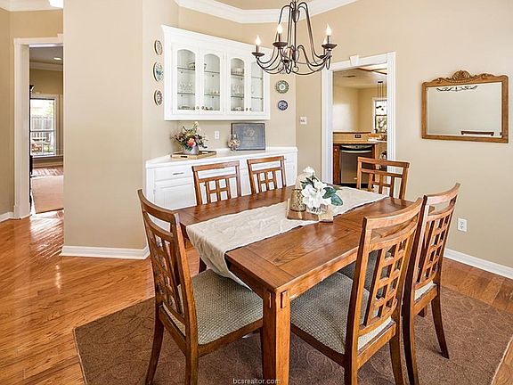 5th image of 613 Yorkshire Dr