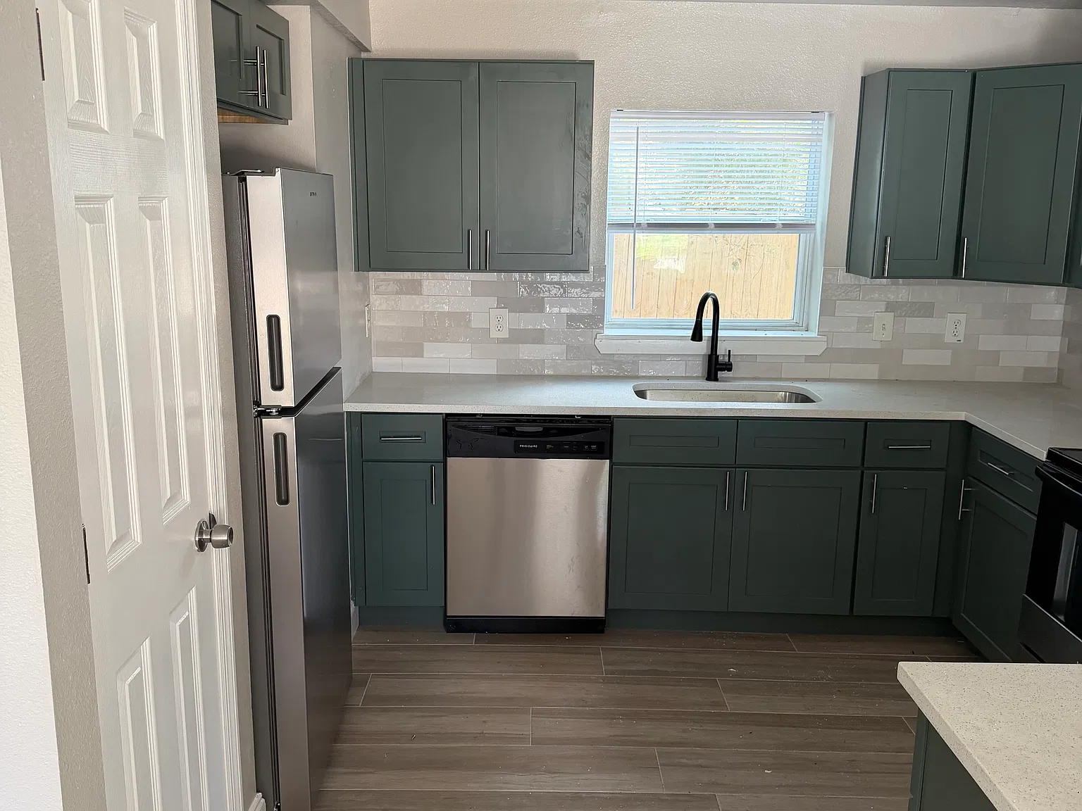 5 bed, 1600 sqft, $2,900 — Photo 3