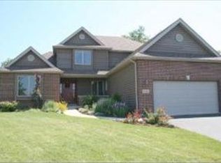 970 Dakota Dr, Woodstock, IL 60098