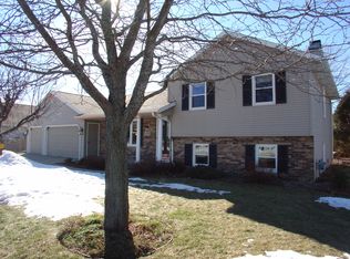 1701 Maplewood Dr, Little Chute, WI 54140