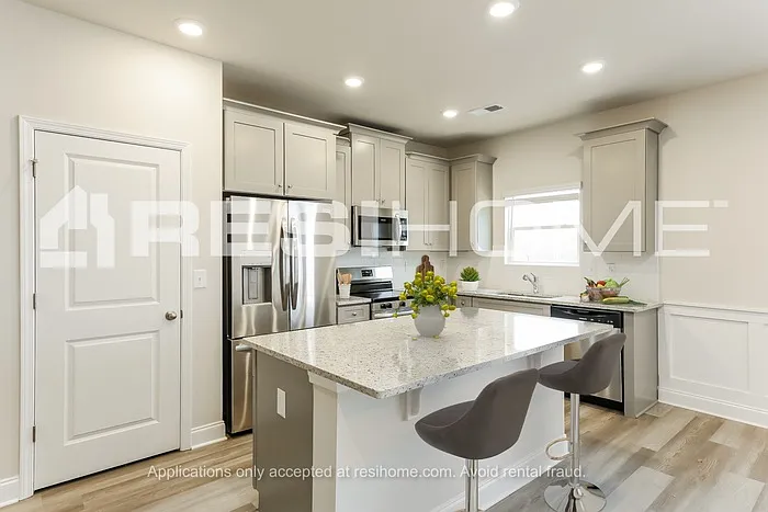 3 bed, 2.5 bath, 1833 sqft, $2,145 — Photo 4