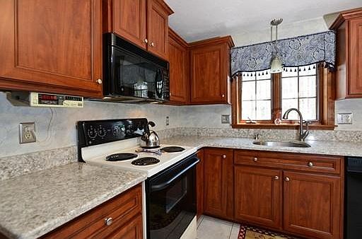 4th image of 13 Mary Anne Dr