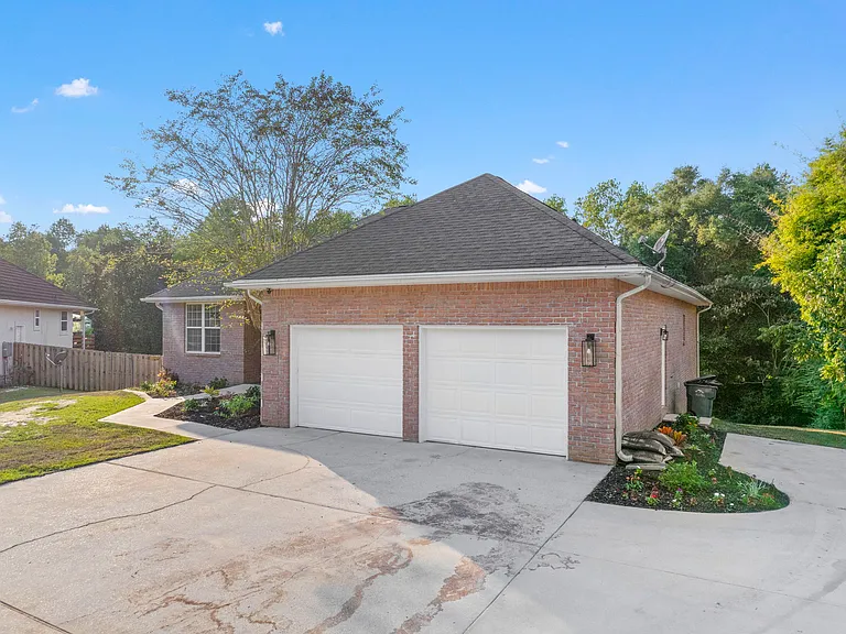 800 Shadow Ridge Dr — Photo 2