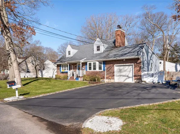 11 Poinsetta Avenue, Middle Island, NY 11953