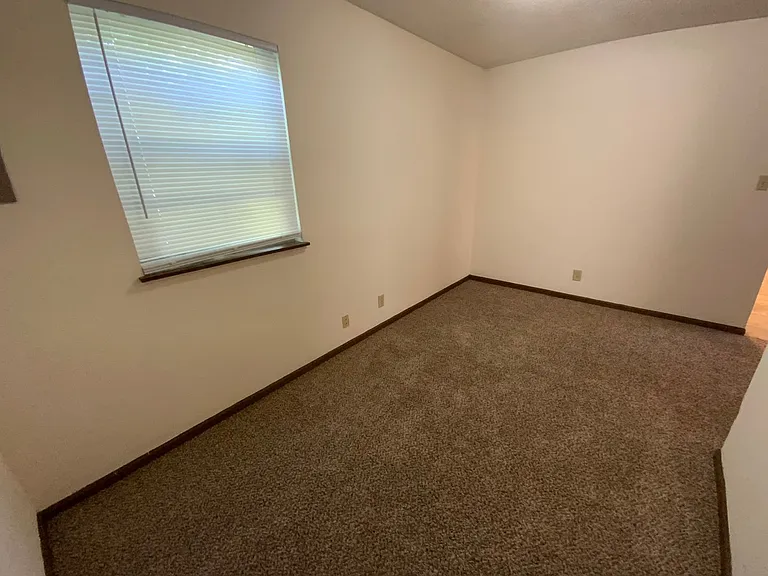 560 N East Park Ln — Photo 61