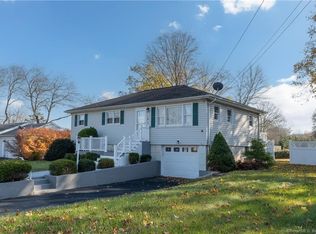 8 Deerfield Rd, Waterford, CT 06385