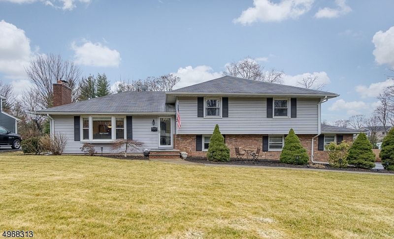 1st image of 12 Midwood Dr