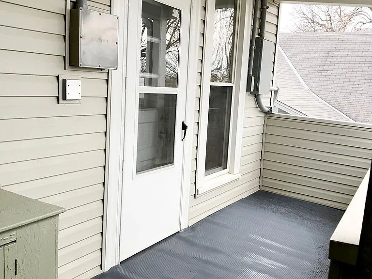 Small porch area at top of stairs