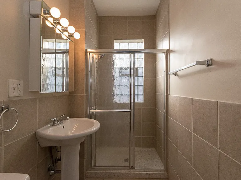 1440 W Addison St #3 — Photo 17