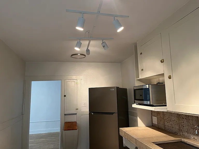 Lovely, Large, & Bright 1 Bed in Beautiful Downtown Courtyard Complex — Photo 15