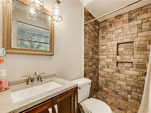 5th image of 238 Lakeshore Dr