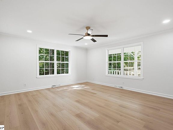 5th image of 8 Overlook Ct