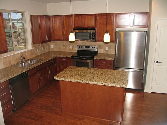Kichen w granite and stainless steel appliances