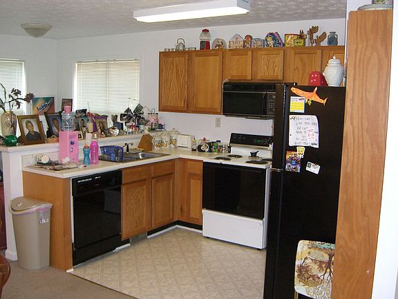 Nice kitchen with bar and eatin area