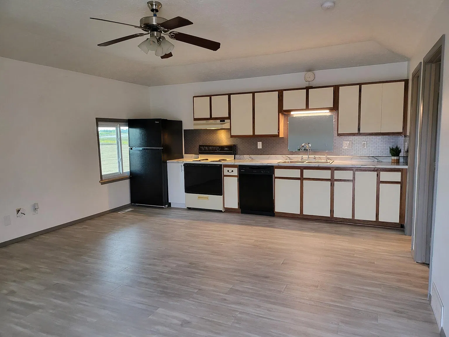 2 bed, $1,100 — Photo 1