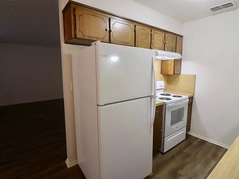 511 W Oak St #12 — Photo 8
