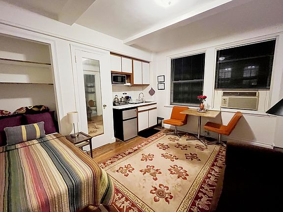 5th image of 321 E 43rd St APT 910