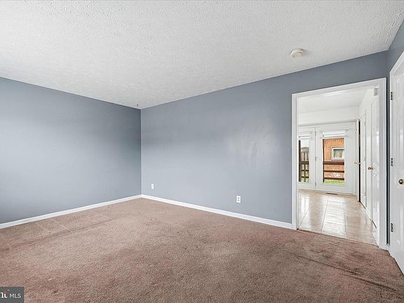 5th image of 425 Surrey Club Ln