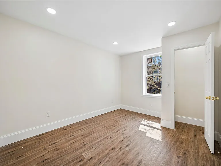 5618 Malcolm St — Photo 9