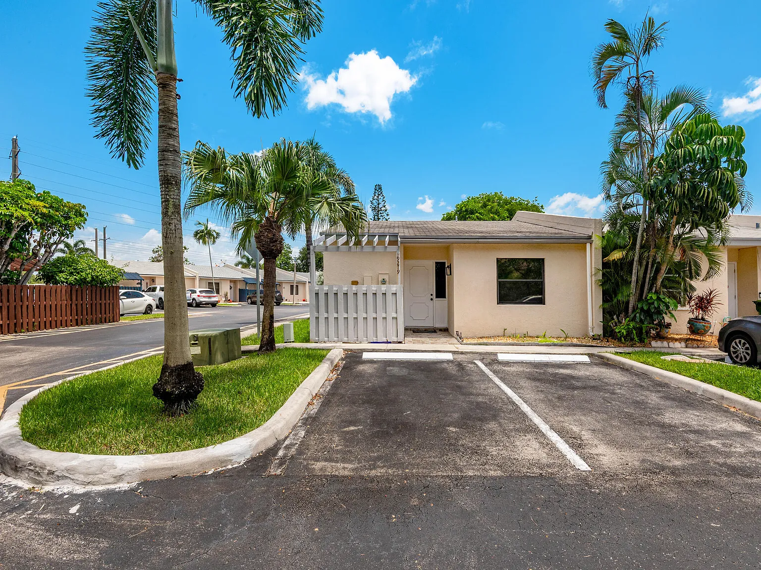 2 bed, 1.5 bath, 1002 sqft, $2,850 — Photo 1