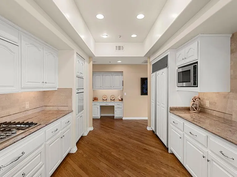 1401 Glen Oaks Blvd — Photo 20