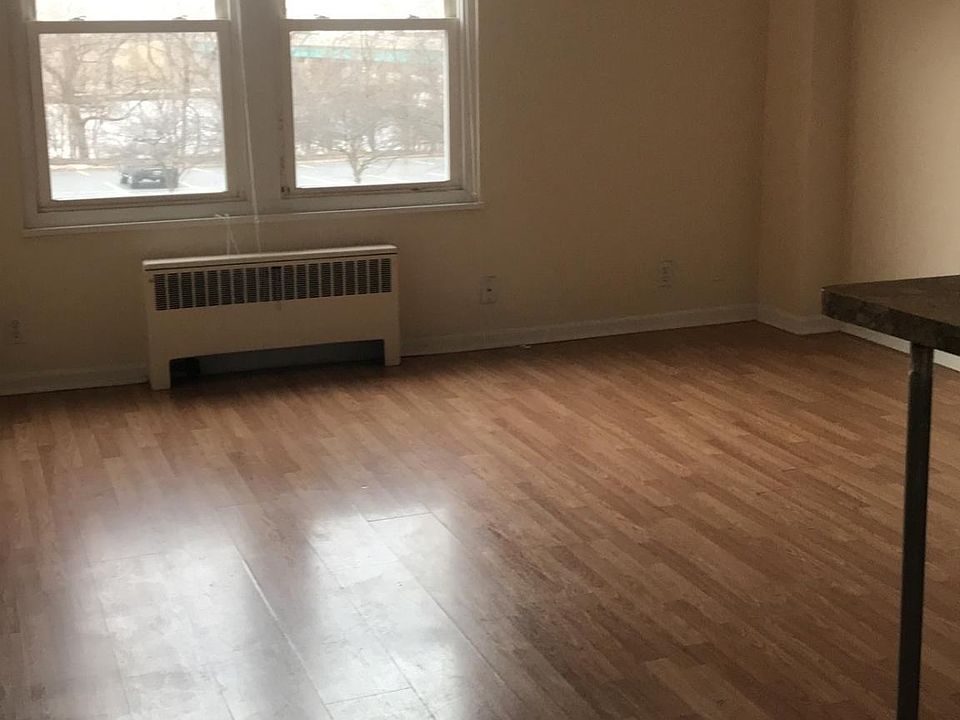 1st image of 935 N Main St APT 205